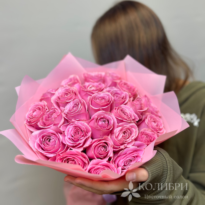 25 розовых роз