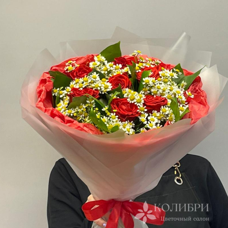 Букет из алой розы и ромашек 2