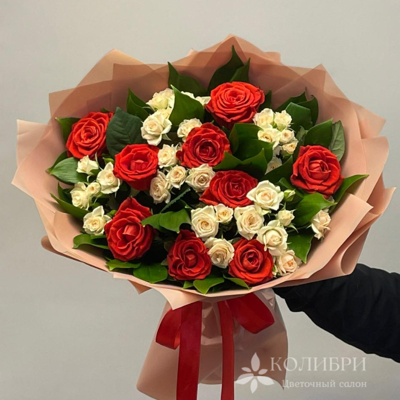 Букет из алой розы и кремовой кустовой 1