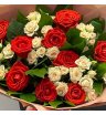 Букет из алой розы и кремовой кустовой 3