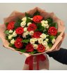 Букет из алой розы и кремовой кустовой