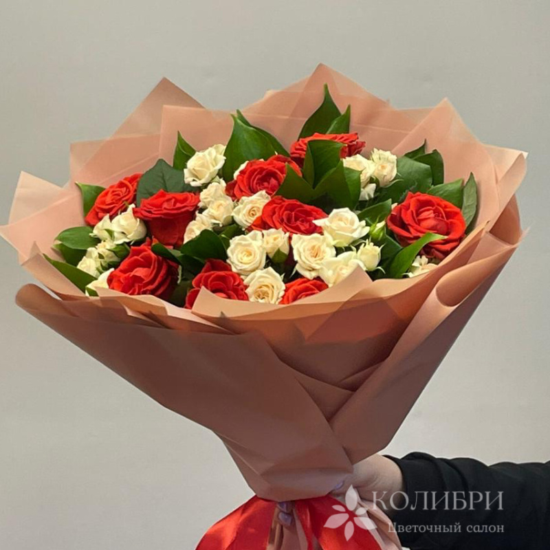 Букет из алой розы и кремовой кустовой 2