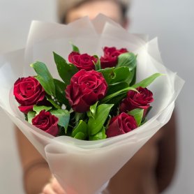 Букет из 7 красных роз  от интернет-магазина «Колибри» в Электростали